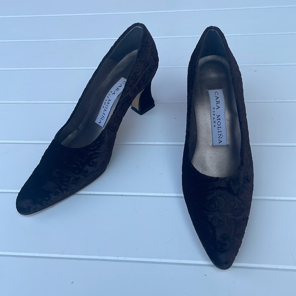 Cara Moliña Vintage Velvet Embossed Kitten Heels Solid Narrow Pointed Toe
